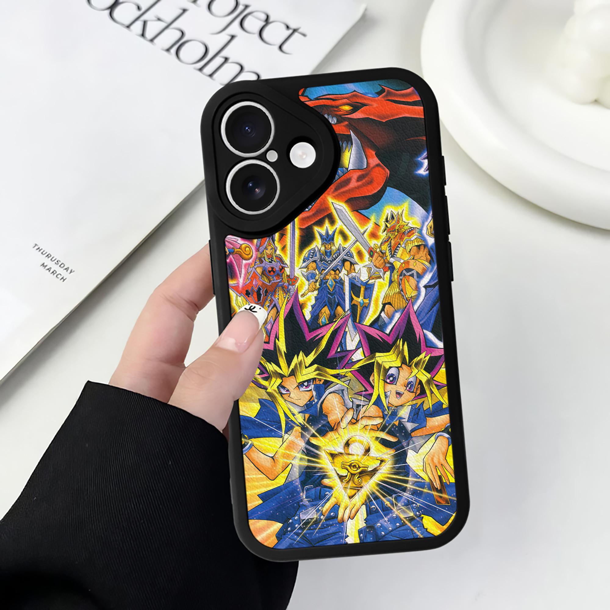 （画像用） 遊☆戯☆王 Yu-Gi-Oh! 【iPhone 16シリーズ対応】シリコンスマホケース（レザー調） 材質：シリコン